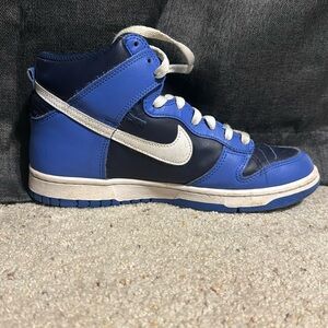 Nike dunk high sneakers. 7y. In pretty good condition.